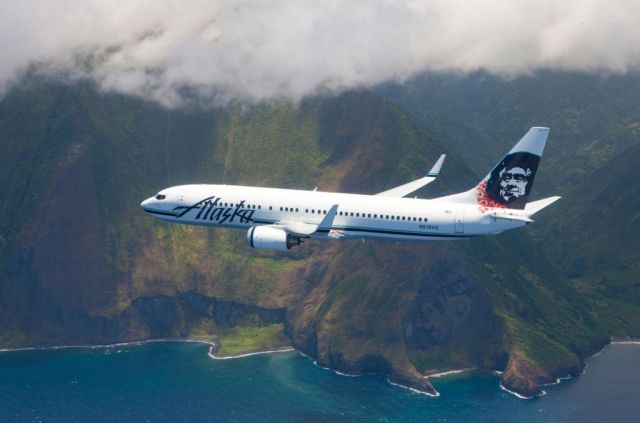 Boeing 737-800 — - Flying over Honolulu