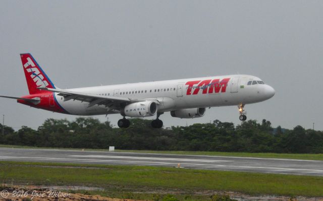 Airbus A321 (PT-MXG) - TAM PT MXG Airbus A321-231 LANDING AT SBSL RW 06