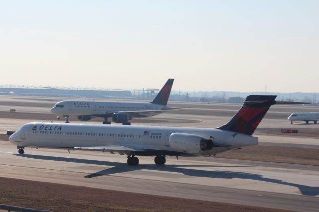 McDonnell Douglas MD-90 (N948DN)