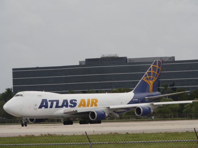 Boeing 747-400 (N415MC)