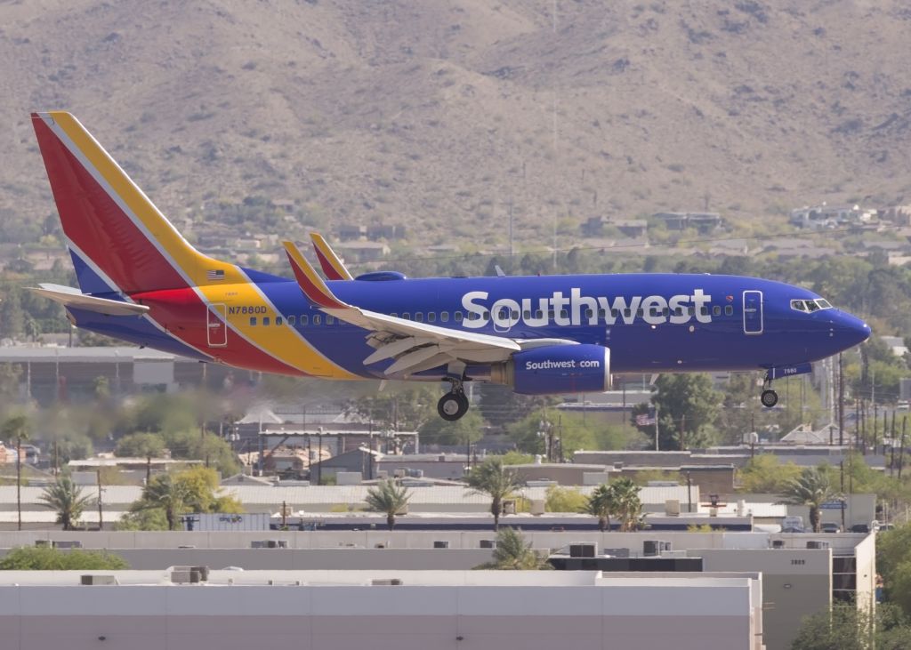 Boeing 737-700 (N7880D)