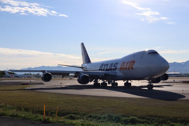 Boeing 747-400 (N408MC) - Taxiway 15-33