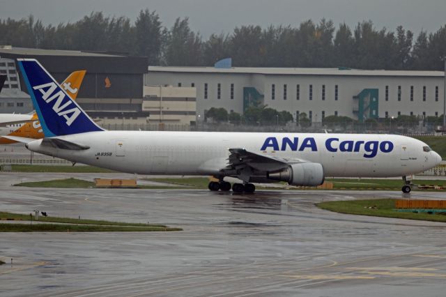 BOEING 767-300 (JA8358)