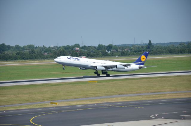 Airbus A340-300 (D-AIGW)