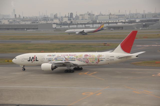 Boeing 777-200 (BON8981) - Taxi at Haneda Intl Airport on 2010/11/21 Aloha Jet c/s