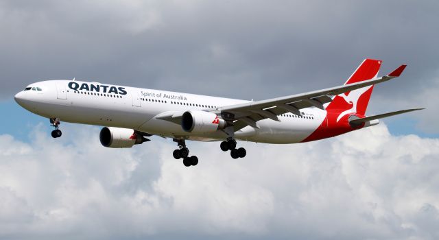 Airbus A330-300 (VH-QPE) - "Port Lincoln" Short Final To Rwy 16R