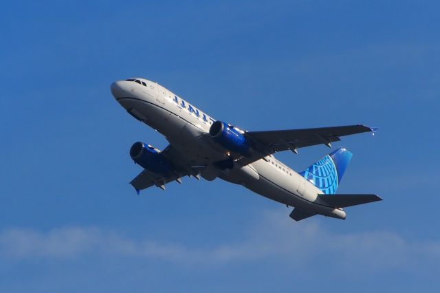 Airbus A320 (N880UA)