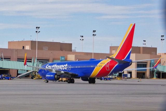 Boeing 737-800 (N8533S)