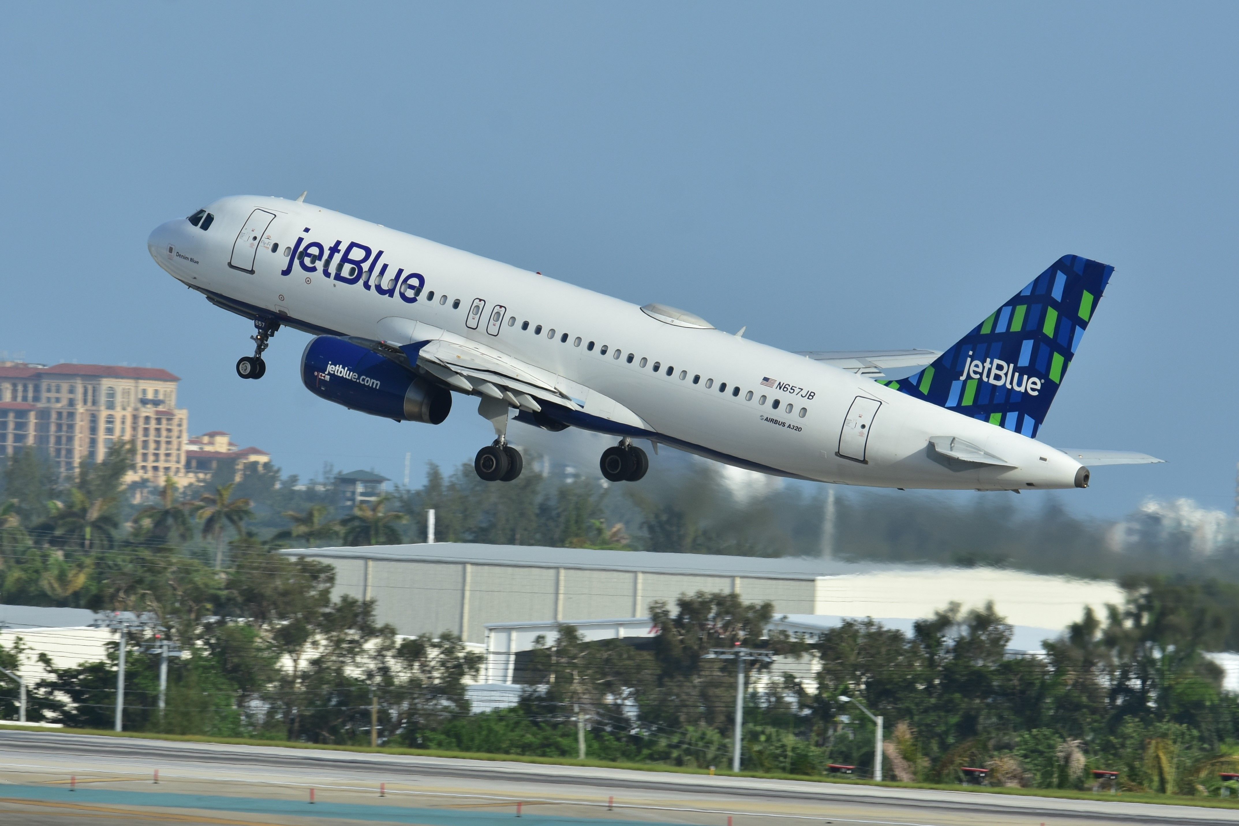 Airbus A320 (N657JB)