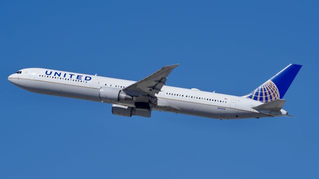 BOEING 767-400 (N67052)