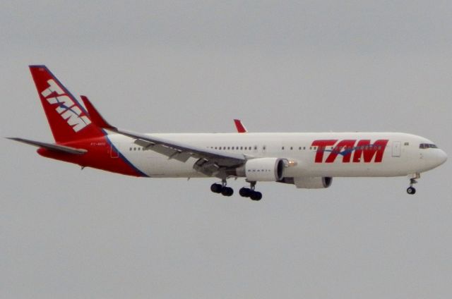 BOEING 767-300 (PT-MOB)