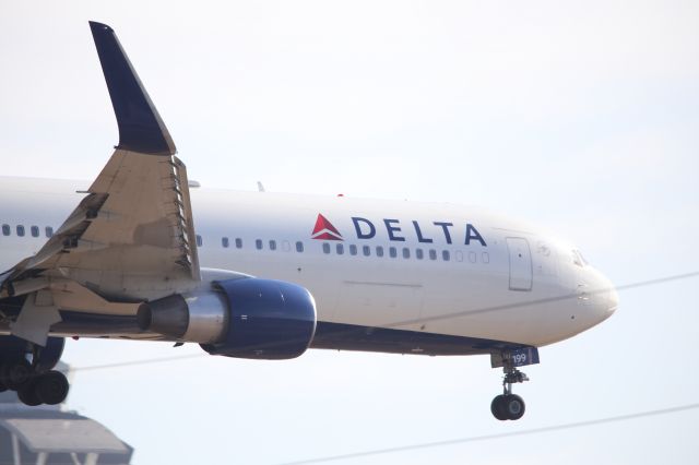 BOEING 767-300 (N199DN)