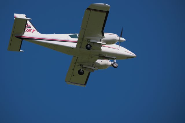 Piper Aztec (N1715Y)