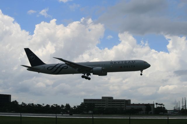 BOEING 767-400 (N844MH)