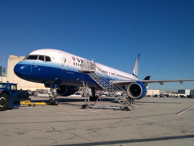 — — - United Airlines 757 parked at KLAX