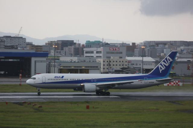 BOEING 767-300 (JA8568)