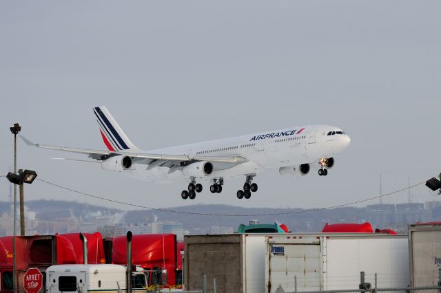 Airbus A340-300 (F-GLZP)