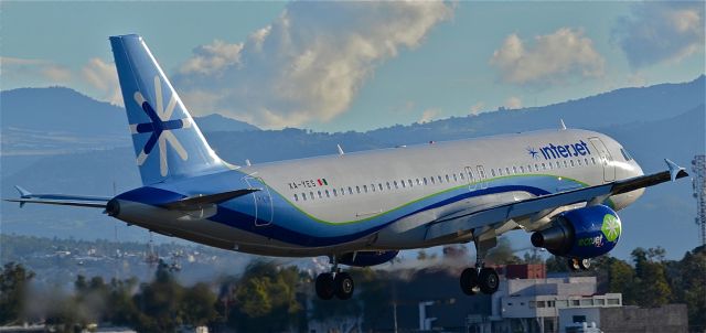 Airbus A320 (XA-YES) - Right by the threshold of runway 23R México City Intl.