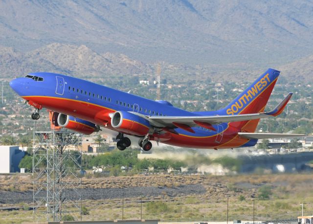 Boeing 737-700 (N7742B)