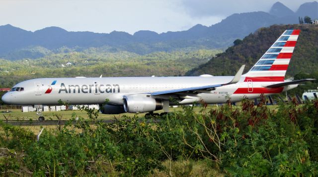 Boeing 757-200 (N187AN)