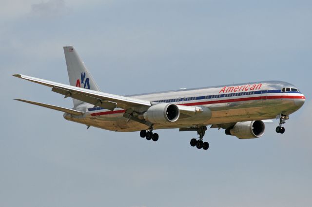 BOEING 767-300 (N384AA)