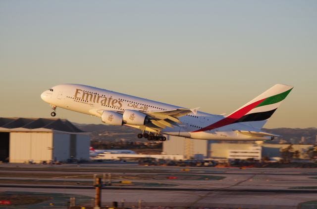 Airbus A380-800 (A6-EEM)