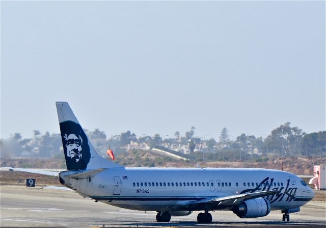 BOEING 737-400 (N713AS) - noted on 11/09/14 at LAX