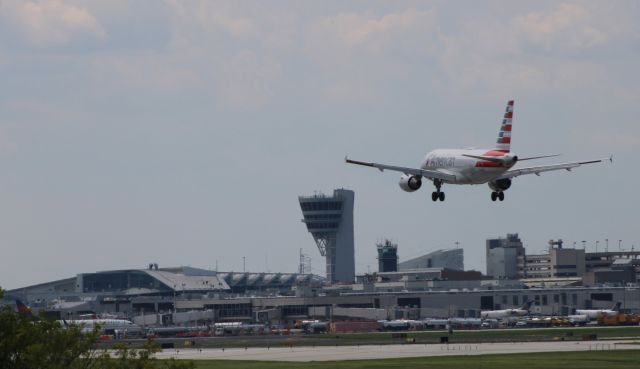 Airbus A319 (N722US) - On final is this 1999 American Airlines Airbus A319-112 in the Summer of 2020.