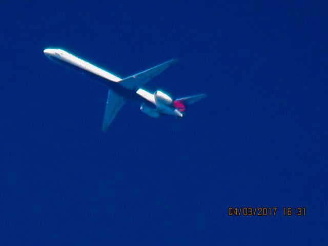 McDonnell Douglas MD-90 (N907DA)