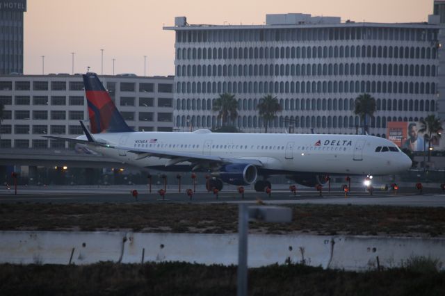 Airbus A321 (N336DX)