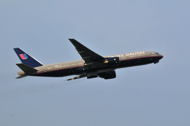 Boeing 777-200 —