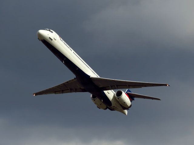 McDonnell Douglas MD-90 (N913DN)