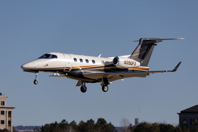 Embraer Phenom 300 (N390FX)