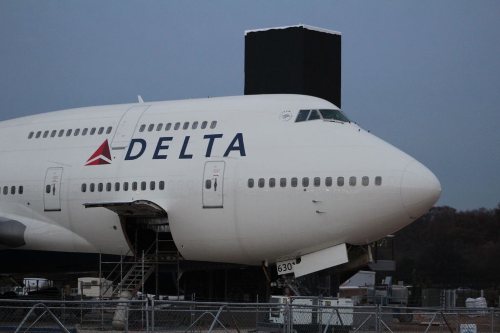 Boeing 747-400 (N661US)