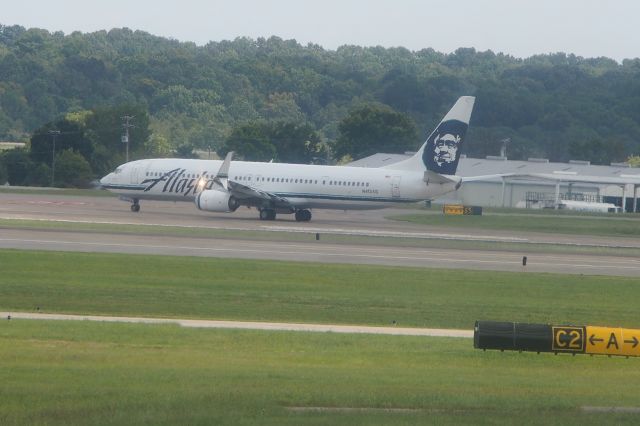 Boeing 737-800 (N413AS)