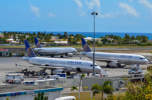 Airbus A320 (N405UA)