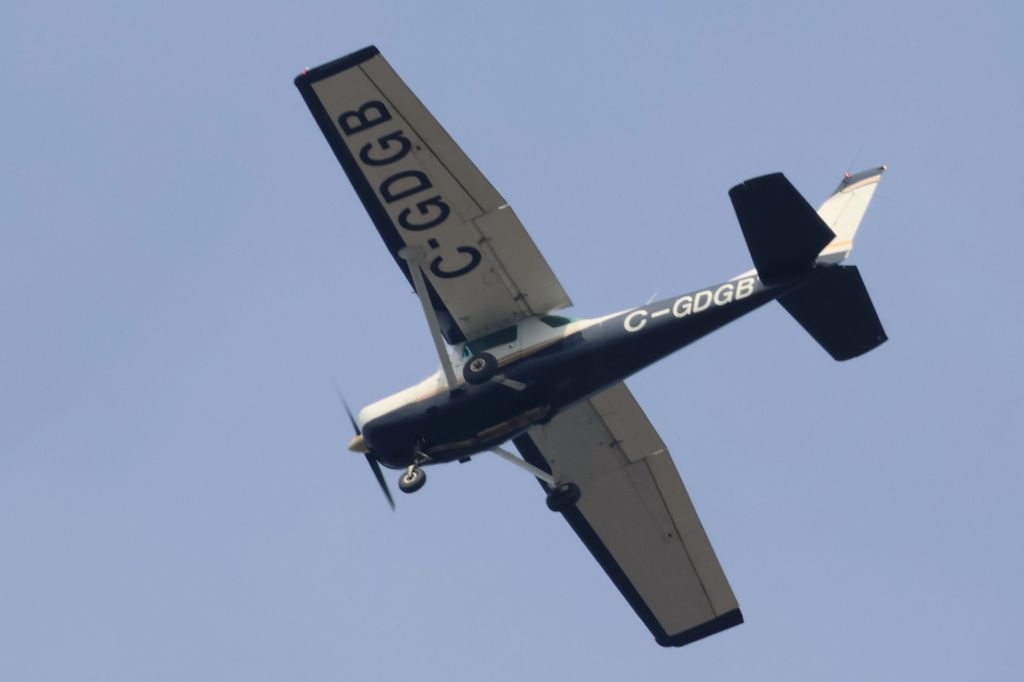 Cessna 152 (C-GDGB) - C-GDGB Cessna Commuter 152 Cargair Ltd. Survolant la ville de Lavaltrie QC. Le 12-04-2025 à12:57.