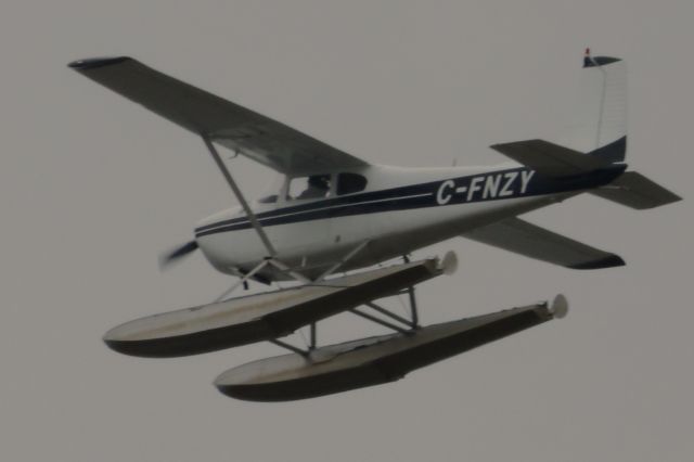 Cessna Skywagon 180 (C-FNZY) - C-FNZY Cessna Skywagon 182 E Survolant le fleuve St-Laurent QC. à Lavaltrie. Le 02-11-2024 à 10:45.