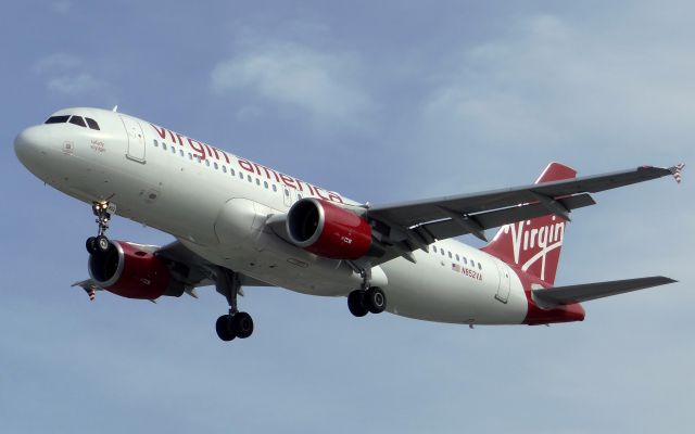 Airbus A320 (N852VA) - Very nice plane coming into land.