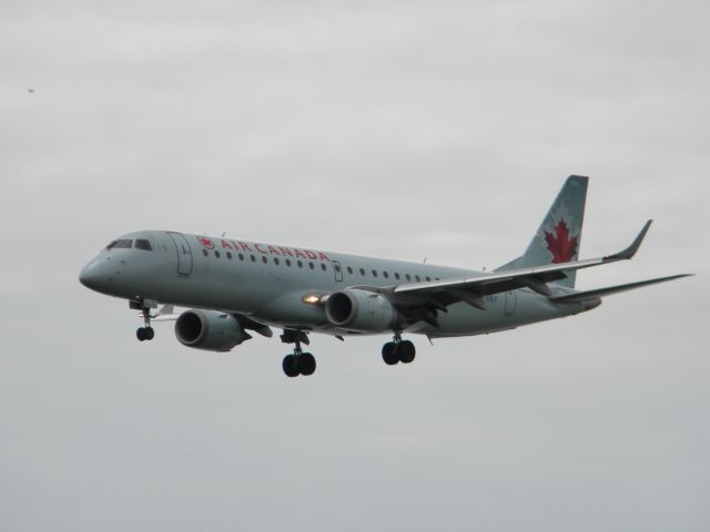 Embraer ERJ-190 (C-FHNY) - C-FHNY on short final runway 08L, inbound from Calgary (CYYC) as ACA217.