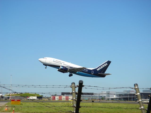 BOEING 737-300 (OY-API)