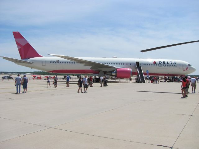 BOEING 767-400 (N845MH) - Rockford Airfest 2011.