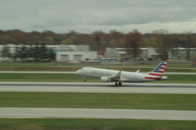 Embraer 175 (N418YX) - N418YX landing RWY 28R 11/15/2024 @ CMH