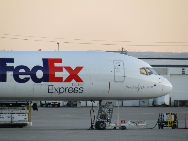 Boeing 757-200 (N789FD) - Select the FULL option for HD!