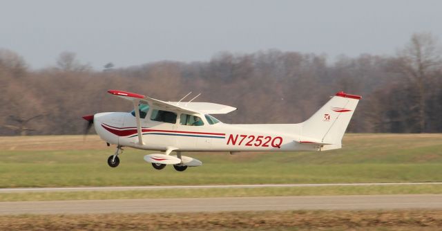 Cessna 152 (N7252Q) - Departing rwy 27 on 3/14/12