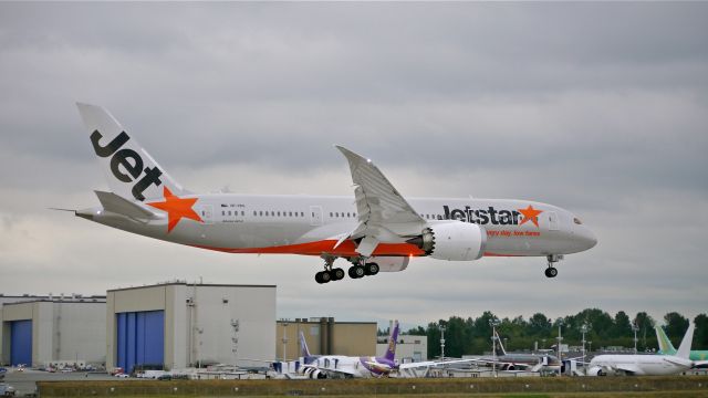 Boeing 787-8 (VH-VKG) - BOE220 on final to Rwy 16R to complete a flight test on 8/15/14. (LN:189 / cn 36232).