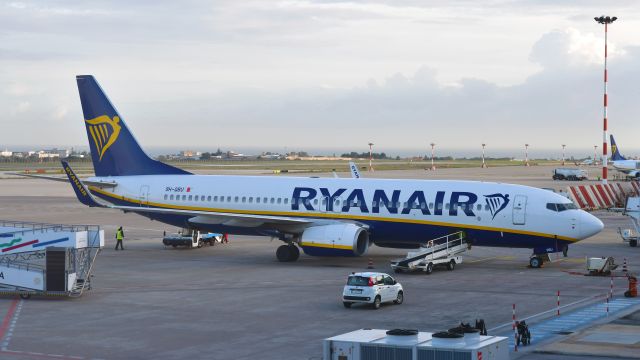 Boeing 737-800 (9H-QBU) - Ryanair Boeing 737-8AS(WL) 9H-QBU in Bari 