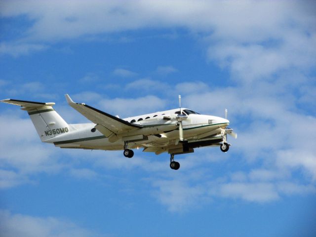 Beechcraft Super King Air 350 (N350MG) - Landing RWY 20R