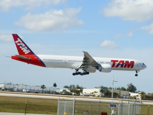 Boeing 777-200 (PT-MUF)