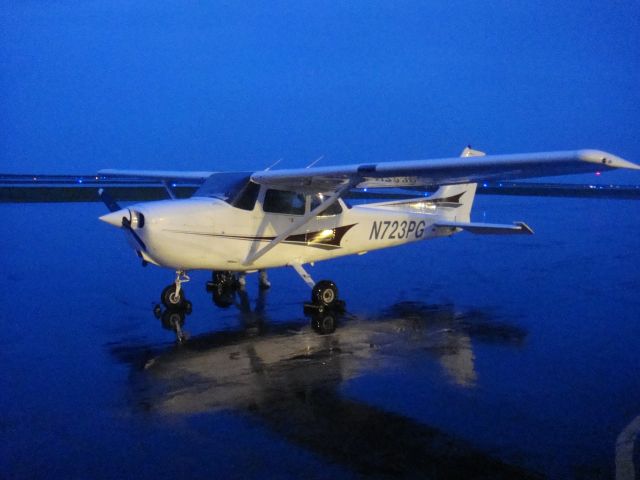 Cessna Skyhawk (N723PG) - just landed in Cleveland during a nice rain shower